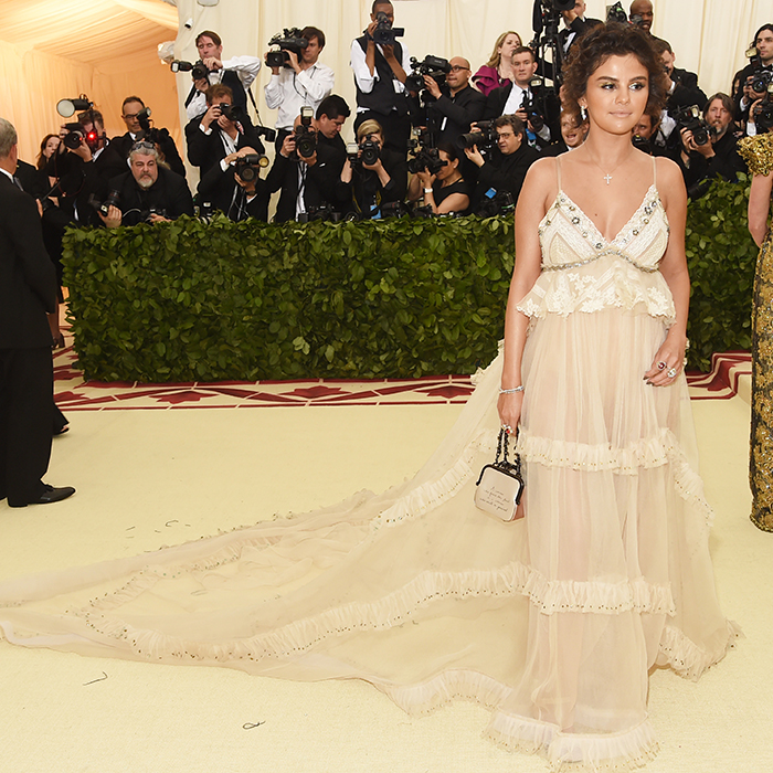 Após ser criticada pelo <i>look</i>, Selena Gomez se pronuncia: <i>Eu quando vejo minhas fotos no MET Gala</i>