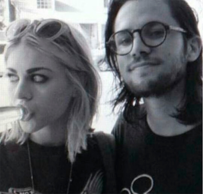 Frances Bean dá violão de Kurt Cobain a ex-marido para finalizar divórcio