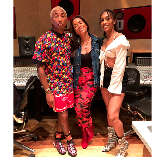 Nos Estados Unidos, Anitta posta foto com Pharrell Williams e declara: <i>Eu só quero chorar</i>