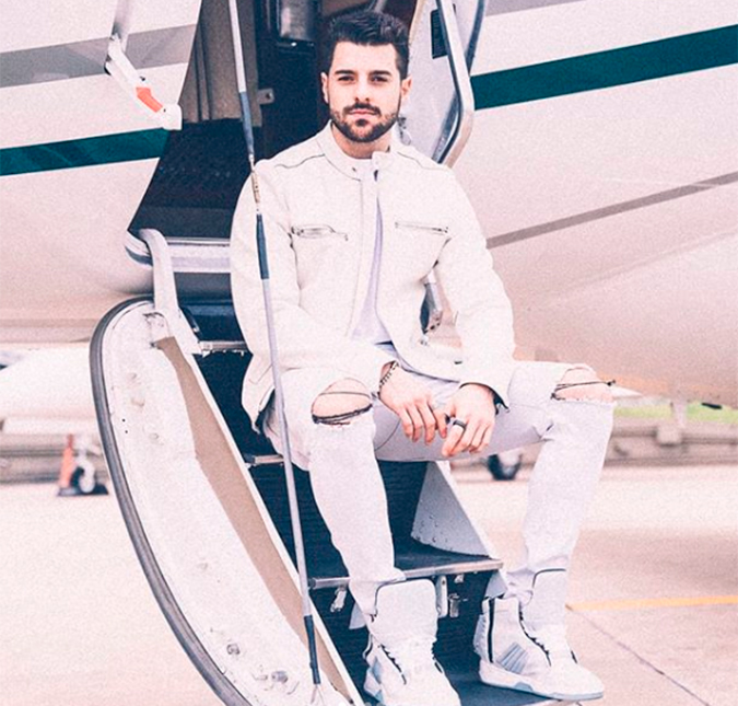 Alok publica foto em avião após susto e parabeniza pilotos: <i>São heróis</i>