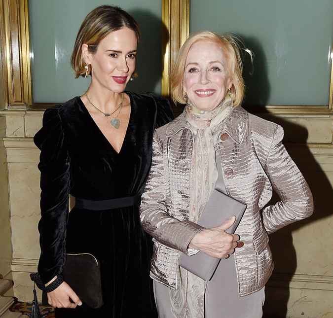 Sarah Paulson rebate críticas a seu namoro com atriz 32 anos mais velha