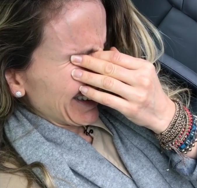Mariana Ferrão chora ouvindo música do grupo <i>Katinguelê</i>