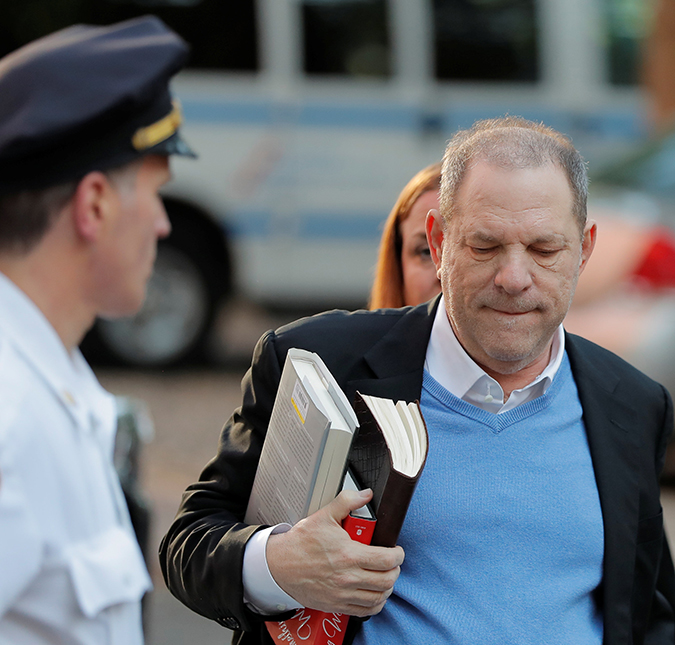 Harvey Weinstein se entrega à polícia e atrizes comemoram: <i>Um passo mais perto da justiça</i>