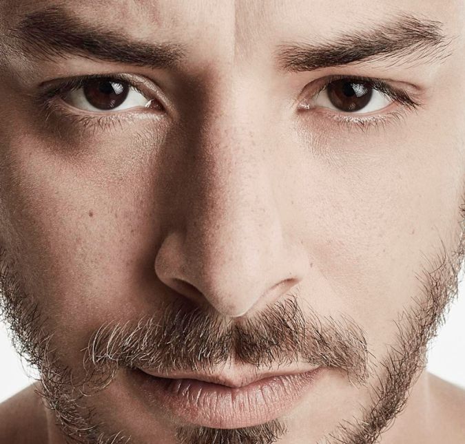Em 2010, um colunista soltou uma nota dizendo que um cantor filho de sertanejo, que já tinha cantado em uma dupla, estava internado em uma clínica de reabilitação em Atibaia para se livrar do vício em drogas, o que não demorou muito para associarem o boato a Junior. Em 2014, um outro colunista publicou que ele estava novamente internado, dessa vez em Guaratinguetá. Nas duas ocasiões, o cantor desmentiu os boatos em suas redes sociais.