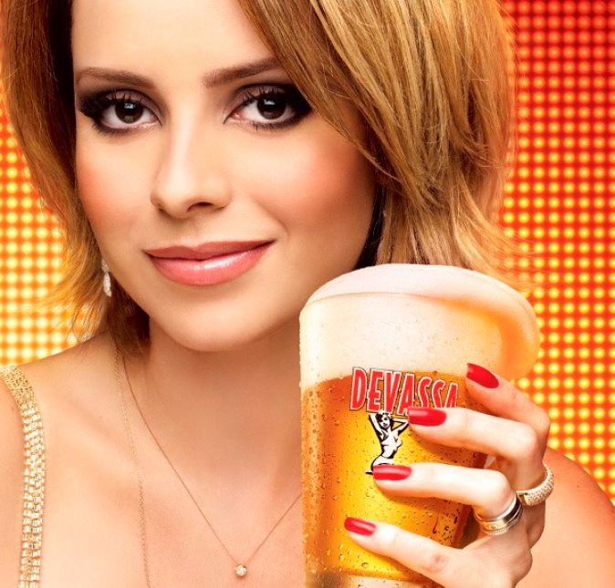O caminho de Sandy para se livrar da imagem de pura e santa ainda exige alguns esforços da cantora. Em 2011, ela estrelou uma campanha de uma marca de cerveja que afirmava que também tinha seu lado mais sensual.