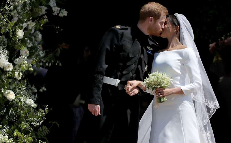 Meghan Markle Comete Gafe Em Evento Com Principe Harry E Rainha Elizabeth Ii E Tenta Disfarcar Veja Estrelando