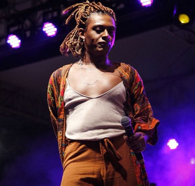 Você já deve ter ouvido falar da banda Liniker e os Caramelows, banda liderada por Liniker, não é mesmo? A cantora já se declarou uma mulher transgênero e fala abertamente sobre o empoderamento, tanto como uma mulher trans, como uma mulher negra. Em conversa com a revista Glamour, ela declarou: - O preconceito está em todos os lugares. Sou uma mulher trans e negra. Sair de casa, que é algo simples para as pessoas, parece ameaçador para gente. Isso dá medo! É como se estivéssemos fazendo algo de errado! Por isso, temos que ocupar os espaços, os programas, os palcos... A sociedade invisibiliza a gente.