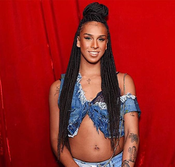 Outra cantora brasileira que tem chamado a atenção não só por aqui, como também lá fora, é a Linn da Quebrada. A cantora se expressa por meio de suas músicas, como Enviadescer e Bixa Preta. A artista ainda colaborou para fundar a ONG Atravessa (Associação de Travestis de Santo André) e se considera bicha, trans, preta e periférica. Nem ator, nem atriz, atroz. Performer e terrorista de gênero. Ela declarou, em entrevista à BBC: - Tudo que a gente faz é politica. A roupa que eu escolho para sair na rua é política, a escolha de sair maquiada ou não também. Cada palavra que eu digo numa musica ou numa conversa informal é política, tem efeitos e diz respeito a uma atitude, a um posicionamento.