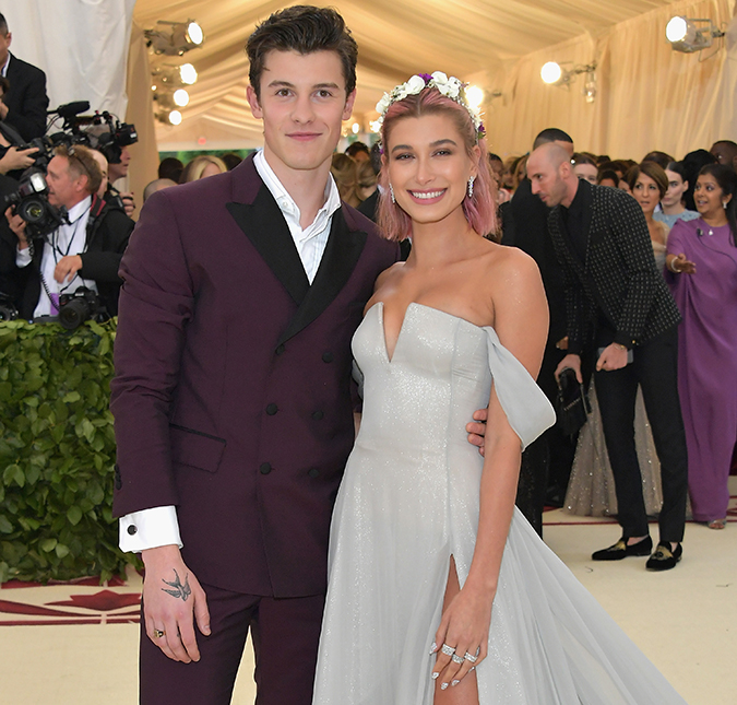 Hailey Baldwin relembra envolvimento com Justin Bieber e nega namoro com Shawn Mendes: <i>- Estou solteira</i>