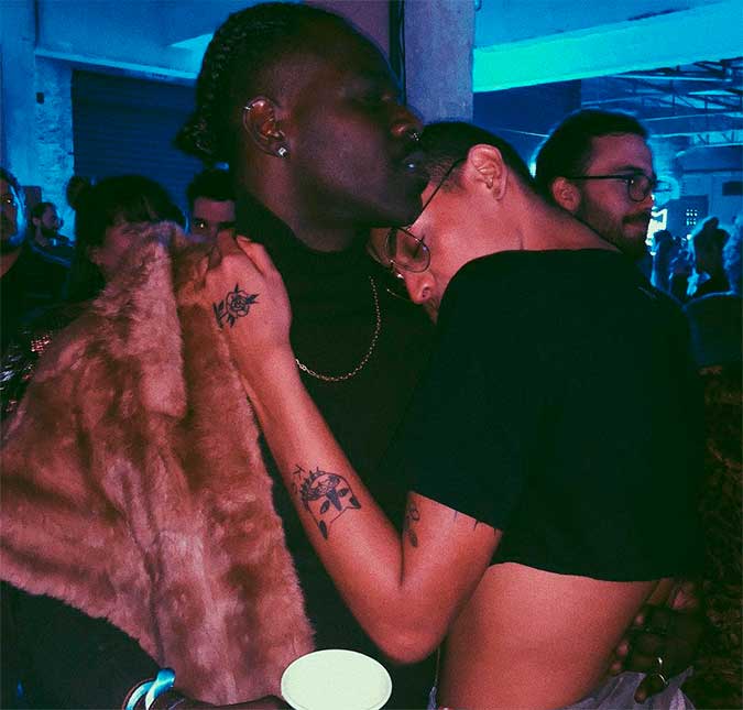 Pabllo Vittar posa abraçada com modelo e fãs torcem por casal: <I>Namorado, é?</I>