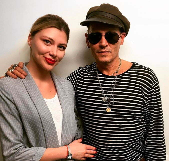 Amigos de Johnny Depp estão preocupados após fotos de ator bem mais magro serem divulgadas, diz <i>site</i>