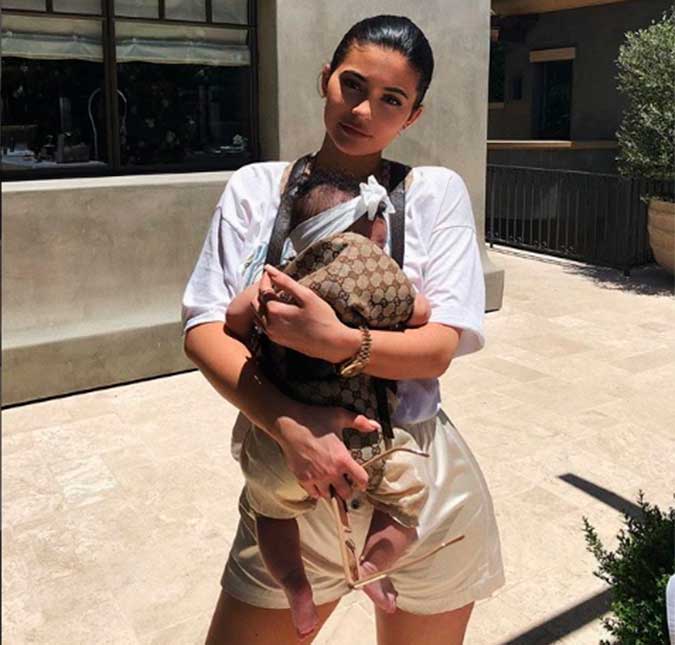 Kylie Jenner usa carregador de bebê de mais de dois mil reais