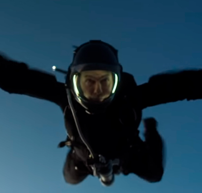 Sem dublês, Tom Cruise aparece pulando de avião em vídeo de bastidores de <I>Missão Impossível: Efeito Fallout</i>