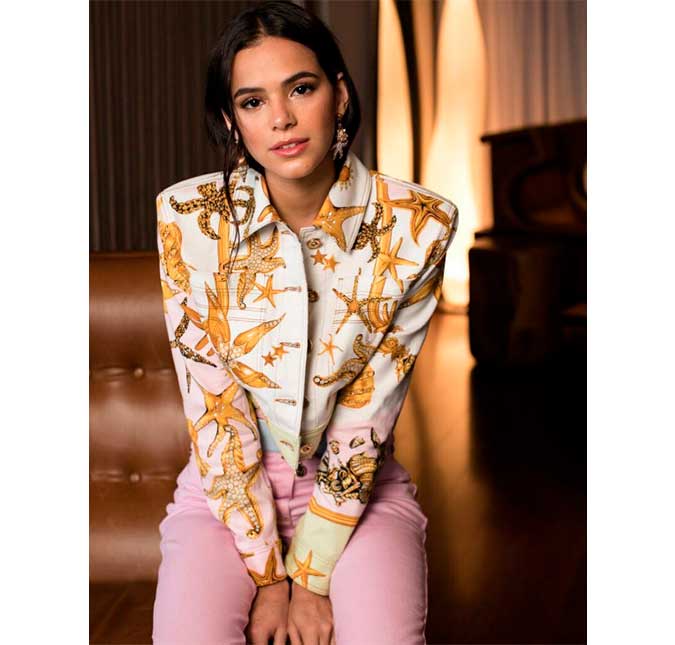 Bruna Marquezine posa usando <i>look</i> de mais de 16 mil reais