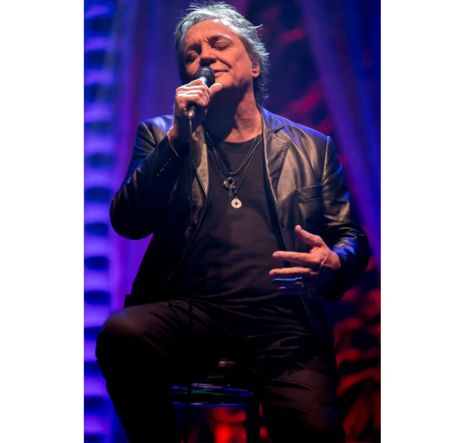 Fábio Jr. continua cantando <I>Alma Gêmea</I> enquanto pessoas brigam na plateia