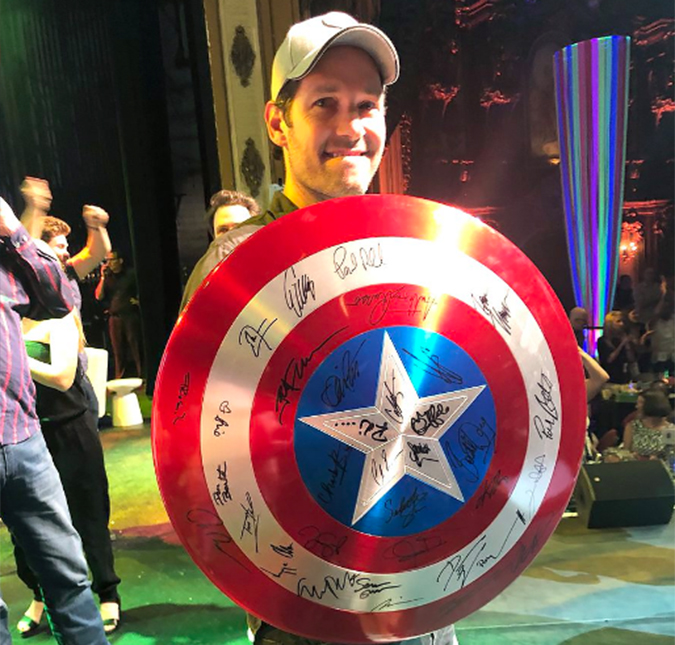 Escudo do Capitão América autografado por todos os atores da <i>Marvel</i> é leiloado!