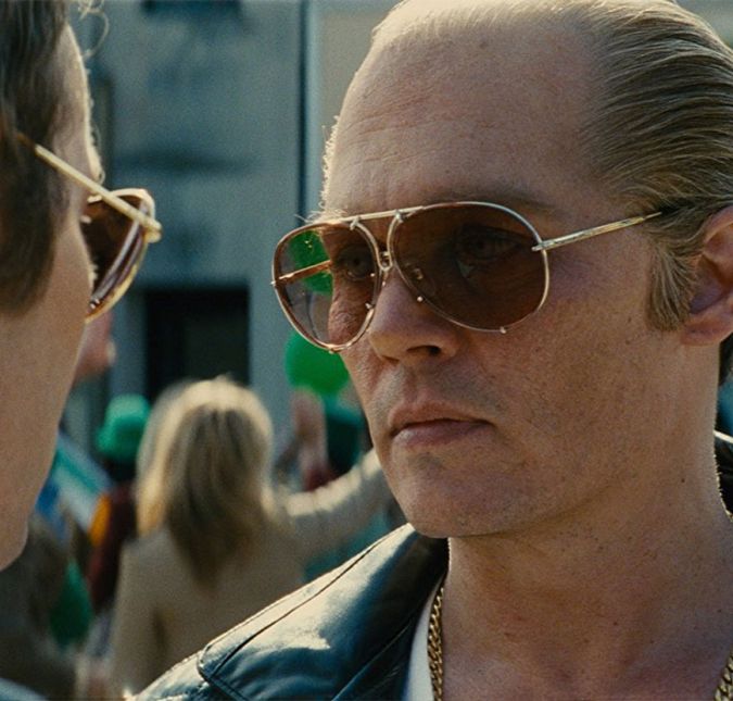 Em Aliança do Crime, o astro envelheceu alguns anos e ainda ganhou uma careca. Tudo isso para viver James Bulger, também conhecido como Whitey, um criminoso extremamente violento que passa a ser informante do FBI para derrubar a máfia local. O filme é baseado em uma história verídica. Em Aliança do Crime, o astro envelheceu alguns anos e ainda ganhou uma careca. Tudo isso para viver James Bulger, também conhecido como Whitey, um criminoso extremamente violento que passa a ser informante do FBI para derrubar a máfia local. O filme é baseado em uma história verídica.