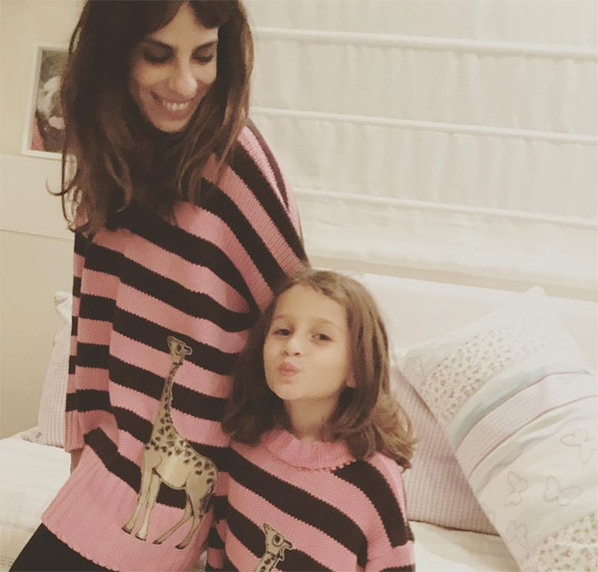Maria Ribeiro posta foto em que aparece combinando <i>look</i> com filha de Fábio Assunção