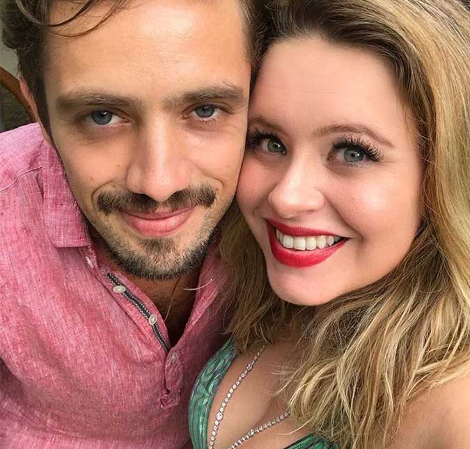 Rafael Cardoso posta foto da esposa com o filho nos braços e se declara: <i>-Não tem preço!</i>