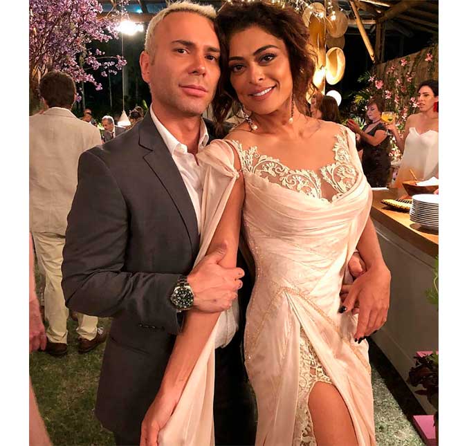Vestido de Juliana Paes em casamento de Isis Valverde confunde seguidores: rosa ou branco?