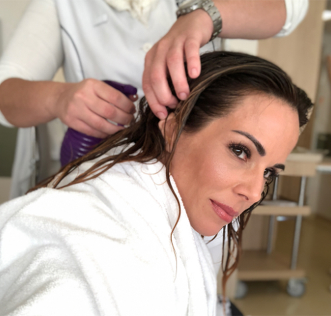 Ana Furtado faz tratamento para reduzir queda de cabelo durante a quimioterapia: <i>muito doloroso</i>