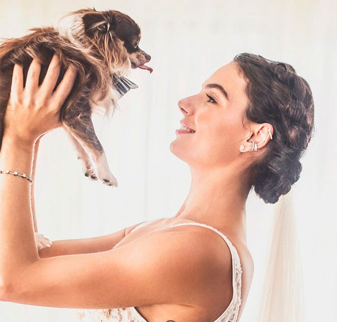 Cachorrinho de Isis Valverde rouba a cena ao levar alianças no casamento
