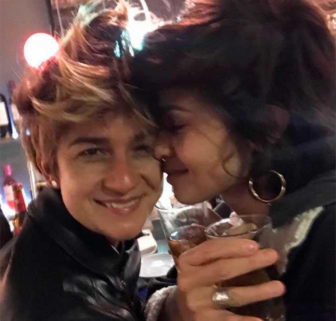 Após assumirem namoro, Nanda Costa e Lan Lahn ironizam: <i>Quero ver assumir esse cabelo</i>