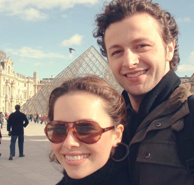 Eles estão casados desde 2008, mas essa história começou há muito mais tempo! O casal iniciou o namoro ainda na adolescência, mais precisamente em 1999, quando tinham apenas 16 anos de idade. Recentemente, Lucas mostrou uma foto dos dois no museu do Louvre em Paris, na França, e aproveitou para se declarar: Com algumas idas e vindas, sim. Mas são aí uns 19 anos de muito, mas muito amor. Nunca foi fácil, nunca foi natural. A gente lutou muito pra construir nosso relacionamento e sempre valeu muito a pena. Te amo e te admiro demais, pequeninha. Bora continuar lutando e continuar vencendo., escreveu na legenda. Eles estão casados desde 2008, mas essa história começou há muito mais tempo! O casal iniciou o namoro ainda na adolescência, mais precisamente em 1999, quando tinham apenas 16 anos de idade. Recentemente, Lucas mostrou uma foto dos dois no museu do Louvre em Paris, na França, e aproveitou para se declarar: Com algumas idas e vindas, sim. Mas são aí uns 19 anos de muito, mas muito amor. Nunca foi fácil, nunca foi natural. A gente lutou muito pra construir nosso relacionamento e sempre valeu muito a pena. Te amo e te admiro demais, pequeninha. Bora continuar lutando e continuar vencendo., escreveu na legenda.