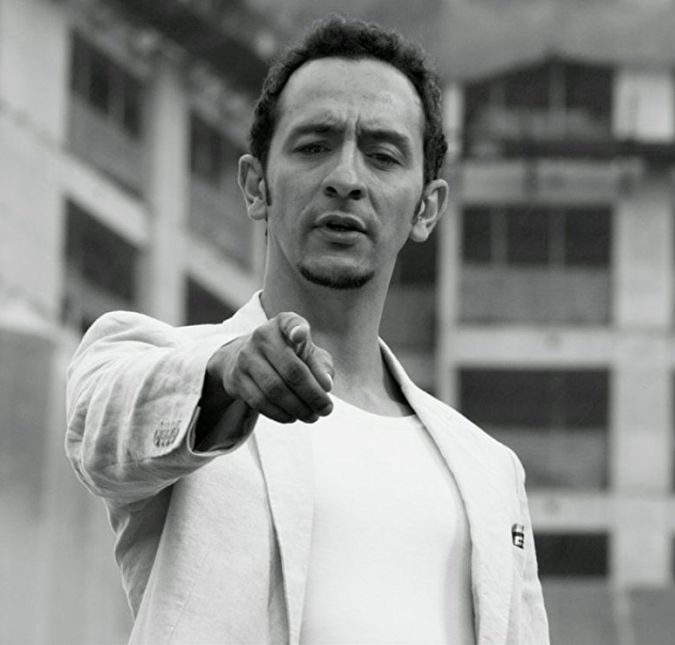 Irandhir Santos já fez várias novelas, entre elas Amor de Mãe. Mas o ator é conhecido há anos por seus muitos papéis no cinema, como em Tropa de Elite 2, Febre do Rato, Tatuagem, O Som ao Redor, Fim de Festa e O Animal Cordial. Irandhir Santos já fez várias novelas, entre elas Amor de Mãe. Mas o ator é conhecido há anos por seus muitos papéis no cinema, como em Tropa de Elite 2, Febre do Rato, Tatuagem, O Som ao Redor, Fim de Festa e O Animal Cordial.