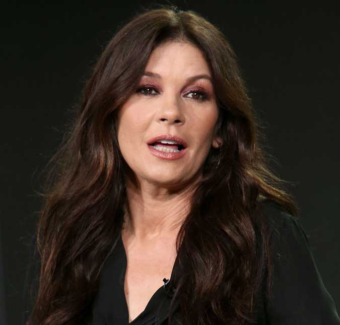 Catherine Zeta-Jones diz estar cansada de ser humilde e dispara: <I>Desculpe se sou rica, casada com astro e nada feia</i>