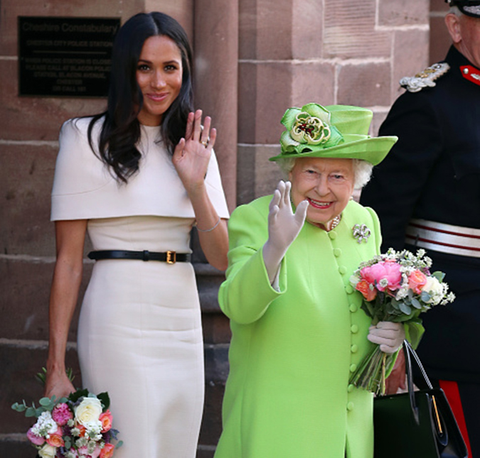 Meghan Markle fica confusa com protocolo real em evento e rainha Elizabeth II a ajuda