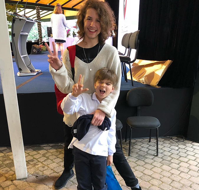Lucas Jagger posta clique fofo ao lado do irmão mais novo