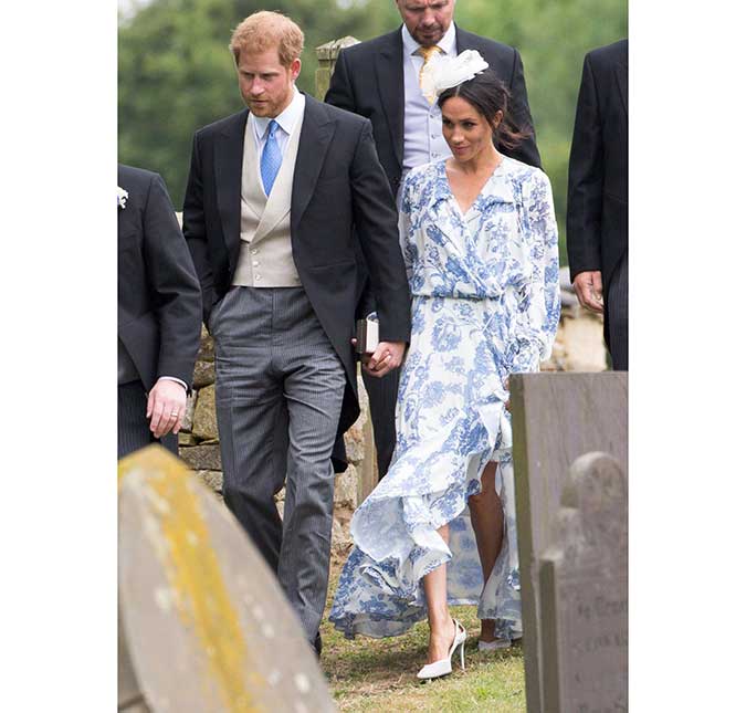 Meghan Markle aposta em vestido de mais de 20 mil reais e quase escorrega em casamento de prima do príncipe Harry