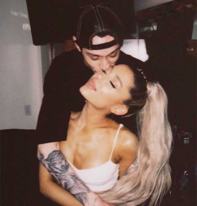 Namorado de Ariana Grande não estava completamente solteiro antes de engatar namoro com a cantora, diz <i>site</i>