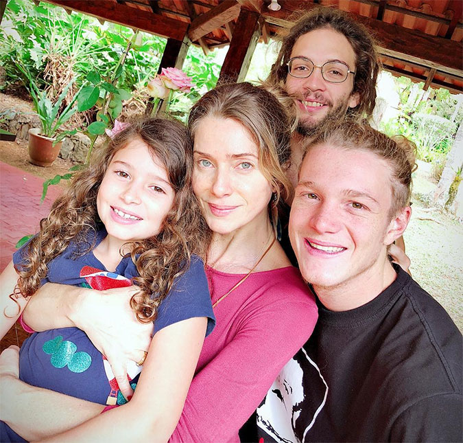 Letícia Spiller celebra 45 anos de idade ao lado dos filhos e do namorado, veja a foto!