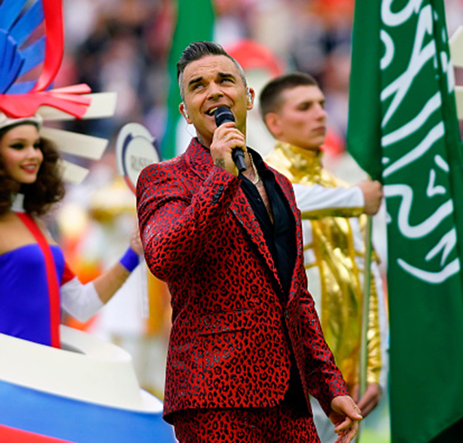 Robbie Williams fala sobre gesto obsceno na abertura da Copa do Mundo: - <i>Nada passou pela minha cabeça</i>