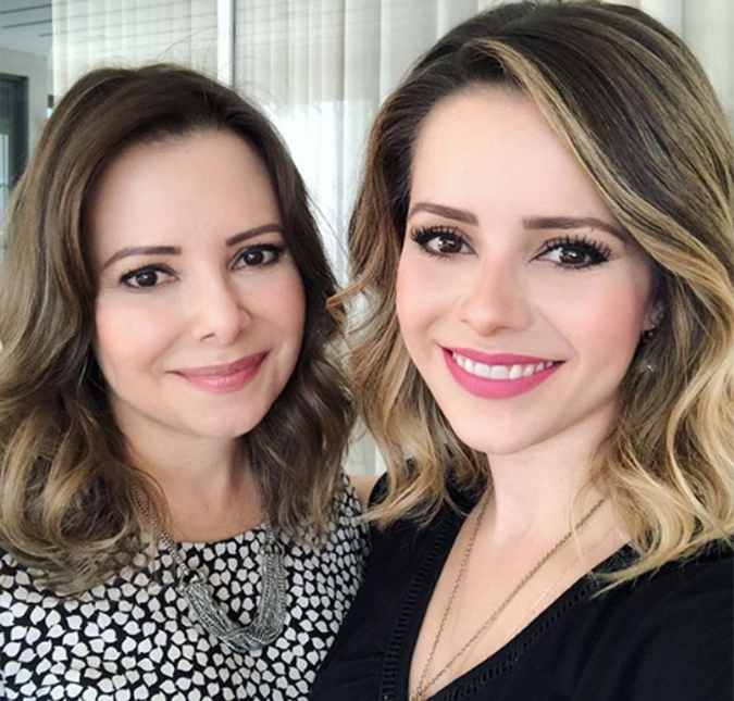 Sandy publica foto com a mãe: <i>ela parece ser minha irmã</i>
