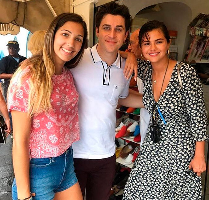 Selena Gomez posa com David Henrie e fãs de <I>Os Feiticeiros de Waverly Place</I> piram