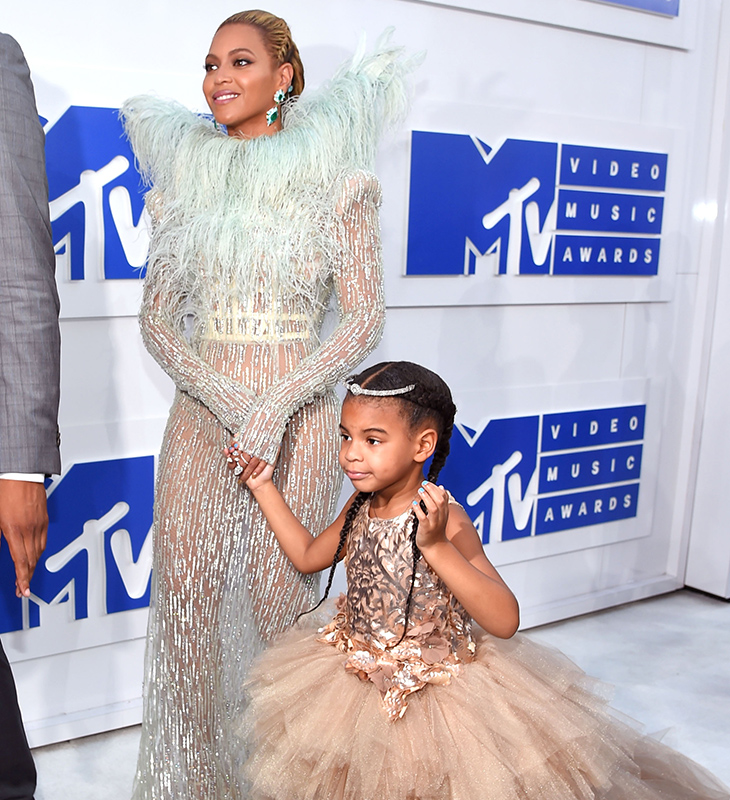 Blue Ivy tem reação inusitada ao ver os pais sensualizando juntos durante <i>show</i>, assista!