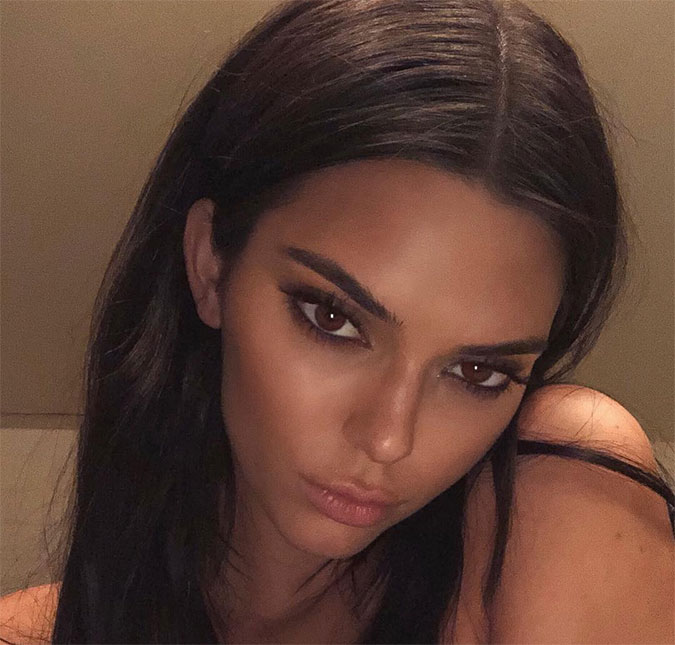 Kendall Jenner vai ao mercado e se depara com homem usando camiseta escrita <i>Matem as Kardashians</i>