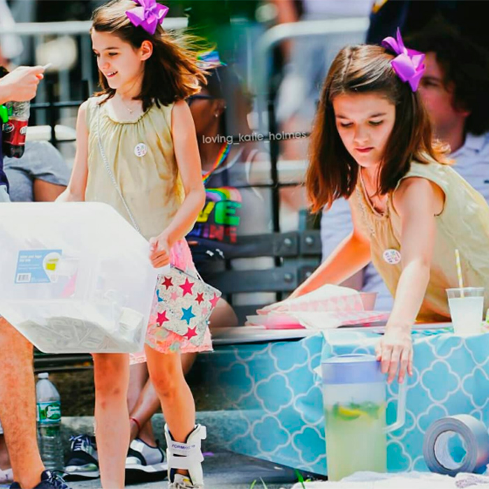 Aos 12 anos de idade, filha de Tom Cruise é vista vendendo limonada durante parada LGBT em Nova York!