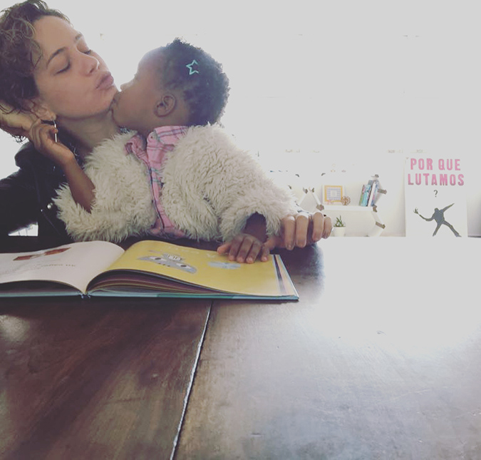 Leandra Leal repete poses da filha e ganha chamego em cliques para lá de fofos, vem ver!