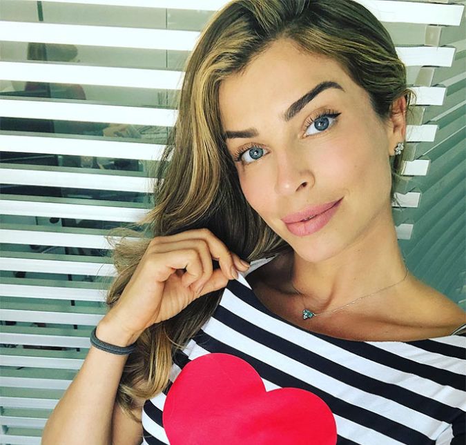 Mãe de Sofia, de seu relacionamento com Cauã, Grazi na maioria das vezes em que dá entrevista fala sobre esse assunto: - A minha vida mudou completamente com a maternidade. Eu sou muito maternal! Desde pequena minha brincadeira preferida era de boneca, eu era a mamãe. Eu sempre tive tanta responsabilidade com esse momento tão divino na vida da mulher – que considero um milagre – que a minha vida mudou; minha carreira, tudo mudou com a maternidade! Eu ganhei mais maturidade, mais discernimento; ganhei mais foco, força. Eu virei uma leoa. (...) A maternidade é umas das coisas mais lindas que já me aconteceram – por que eu acabo tendo que me reeducar, reestimular e cuidar muito de mim pra poder ser melhor pra ela, já declarou. Mãe de Sofia, de seu relacionamento com Cauã, Grazi na maioria das vezes em que dá entrevista fala sobre esse assunto: - A minha vida mudou completamente com a maternidade. Eu sou muito maternal! Desde pequena minha brincadeira preferida era de boneca, eu era a mamãe. Eu sempre tive tanta responsabilidade com esse momento tão divino na vida da mulher – que considero um milagre – que a minha vida mudou; minha carreira, tudo mudou com a maternidade! Eu ganhei mais maturidade, mais discernimento; ganhei mais foco, força. Eu virei uma leoa. (...) A maternidade é umas das coisas mais lindas que já me aconteceram – por que eu acabo tendo que me reeducar, reestimular e cuidar muito de mim pra poder ser melhor pra ela, já declarou.