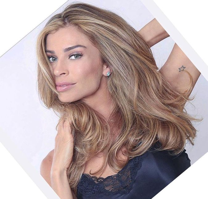 A loira já foi Miss Paraná e participou de muitos concursos, desde criança. Foi aí que aprendeu a se conscientizar sobre a cobrança pela beleza: - Desde pequena eu lido com isso. Em todo concurso que eu ia, havia mulheres muito mais bonitas do que eu, e minha mãe nunca foi mãe de miss. Ela me mostrava: Filha, aquela menina é mais bonita do que você. Mas nunca foi para me diminuir, era para me colocar num lugar real e eu lido com essa realidade no dia a dia, declarou. A loira já foi Miss Paraná e participou de muitos concursos, desde criança. Foi aí que aprendeu a se conscientizar sobre a cobrança pela beleza: - Desde pequena eu lido com isso. Em todo concurso que eu ia, havia mulheres muito mais bonitas do que eu, e minha mãe nunca foi mãe de miss. Ela me mostrava: Filha, aquela menina é mais bonita do que você. Mas nunca foi para me diminuir, era para me colocar num lugar real e eu lido com essa realidade no dia a dia, declarou.