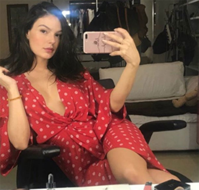 Com vestido estampado, Isis Valverde deixa barriga de grávida em evidência, confira o clique!