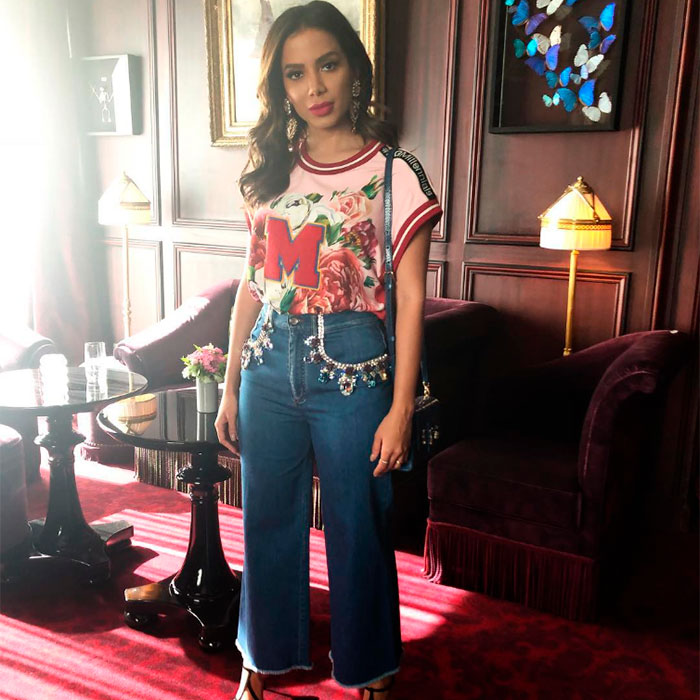 Anitta comete gafe na TV britânica depois de confessar não estar raciocinando bem, confira!