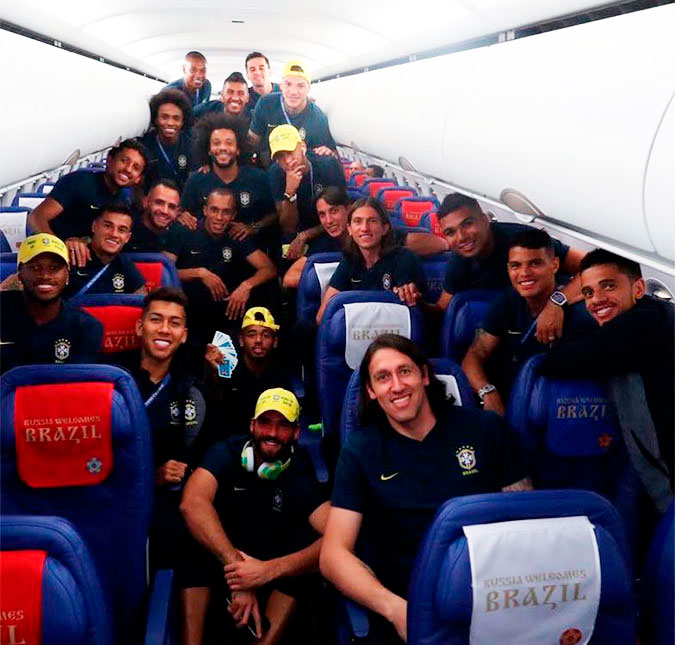 Neymar posta foto com a Seleção Brasileira todinha após vitória: <I>Família</I>