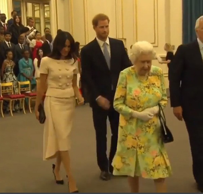 Príncipe Harry evita pegar na mão de Meghan Markle em evento e protege esposa de outra gafe ao lado da rainha; assista!