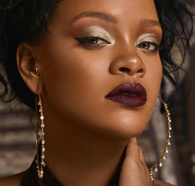 Rihanna revela acessórios sensuais de sua linha de <i>lingerie</i>, confira!
