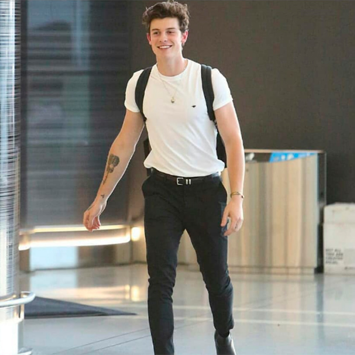 Em passagem pelo Brasil, Shawn Mendes é flagrado tocando violão no aeroporto; confira o momento